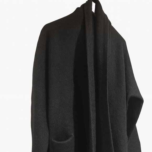 Luxury Baby Alpaca Medium-size Long Black Sweater – Handcrafted Andean Warmth, U - Picture 2 of 4